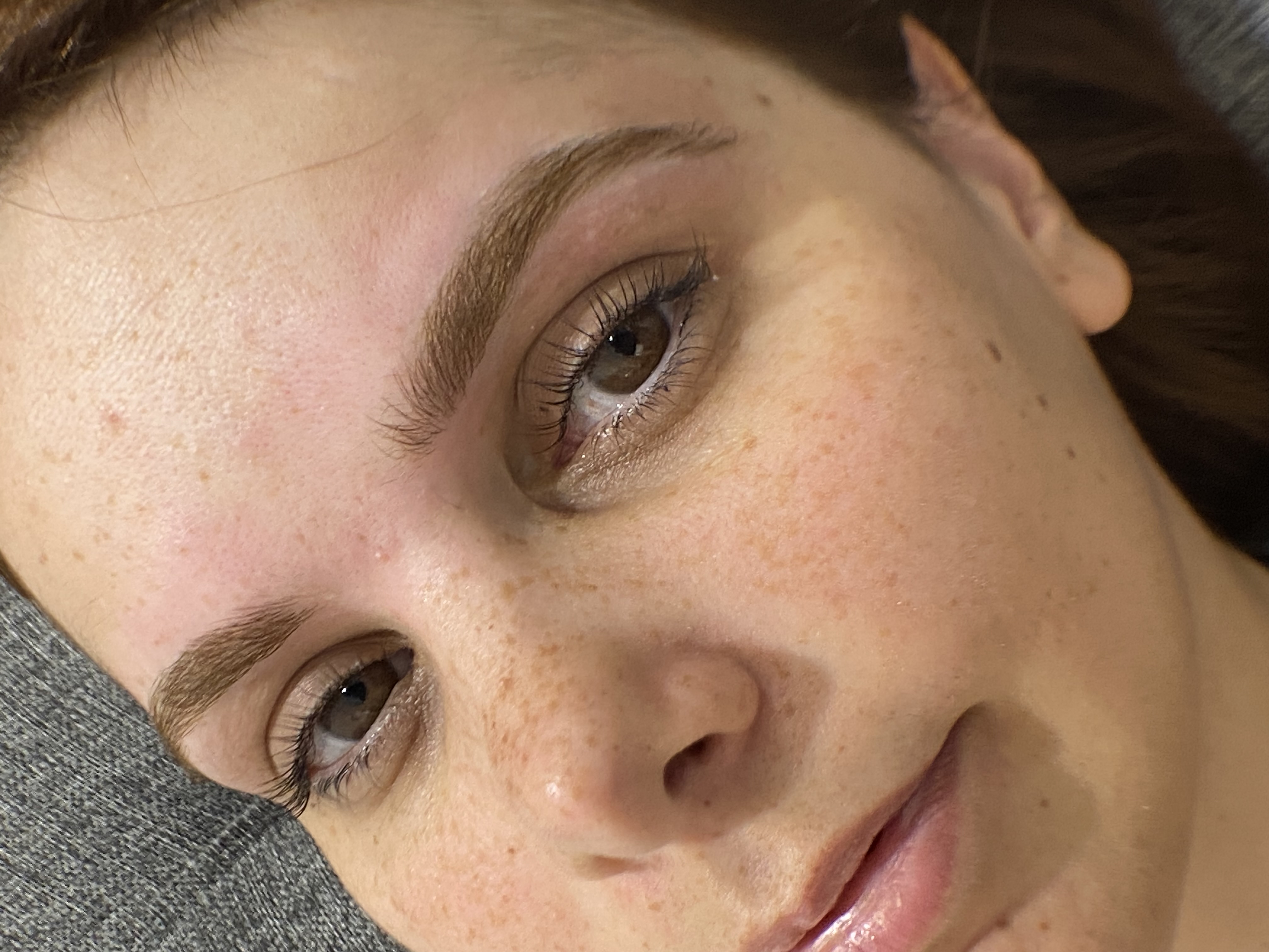 Primer plano de cejas diseñadas y perfiladas por Gliz
