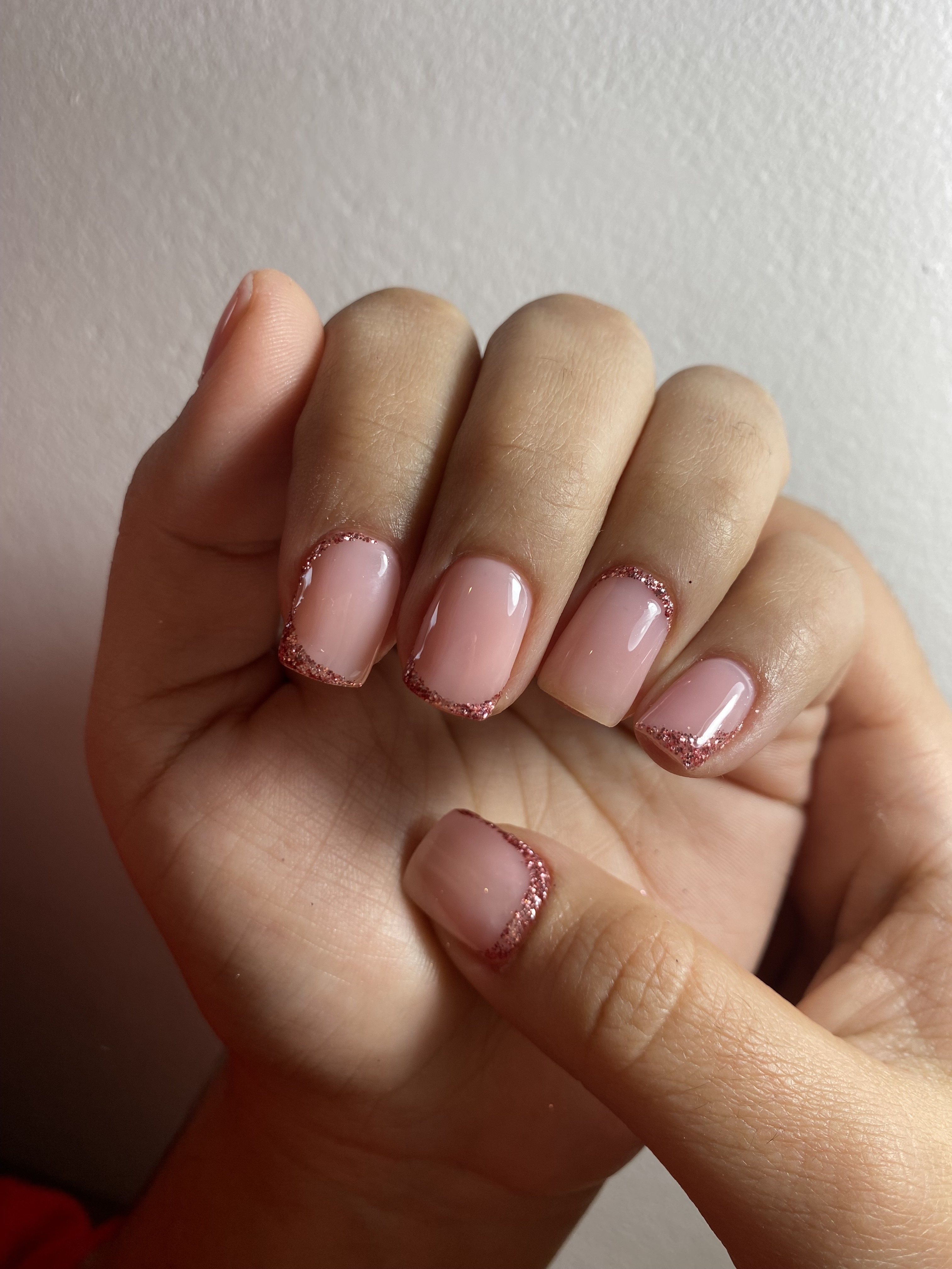 Manos con manicuría premium de Gliz